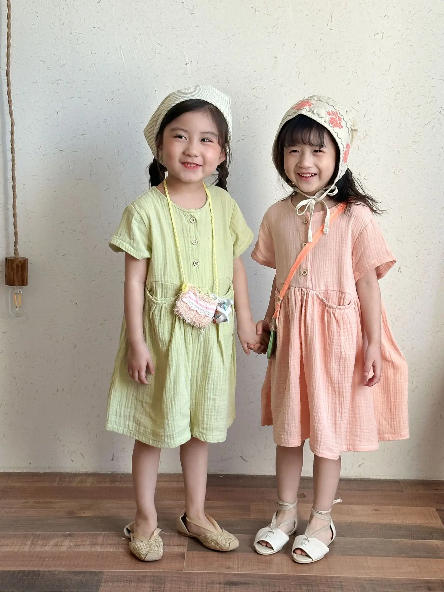 Vestido de algodón con botones y bolsillo para niña