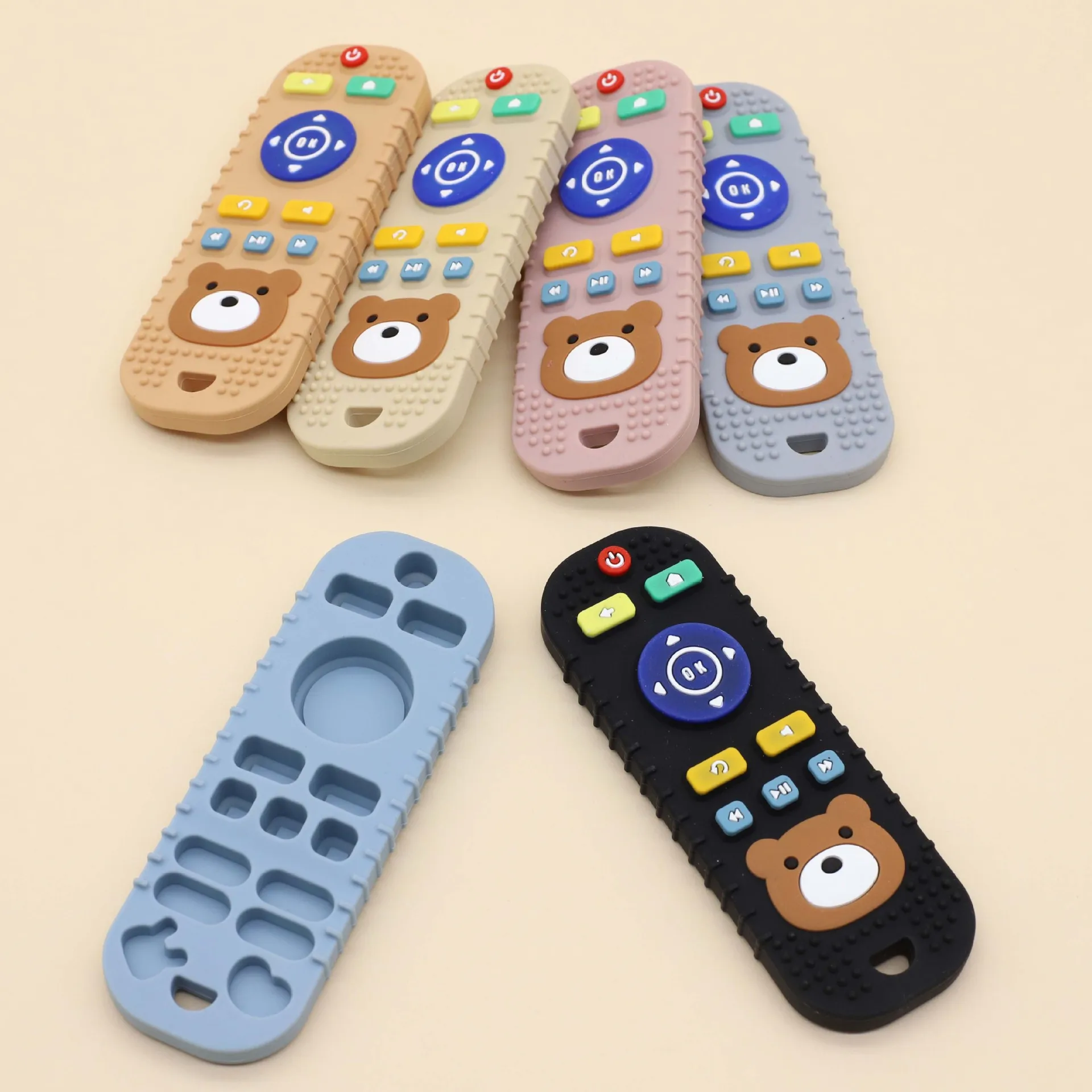 Bebé sujetando el mando con ambas manos