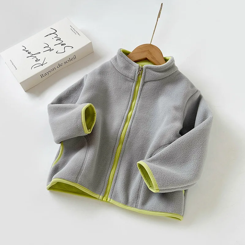 Abrigo infantil con cremallera frontal visible