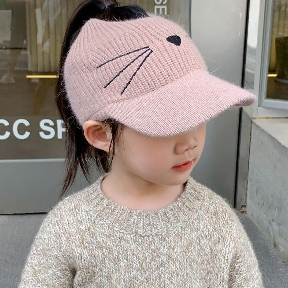 Niña usando gorro blanco en exteriores