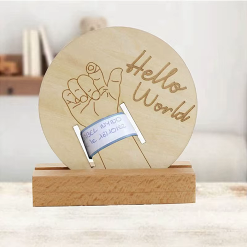 Soporte de pulsera para anuncio de nacimiento en madera natural - imagen 4
