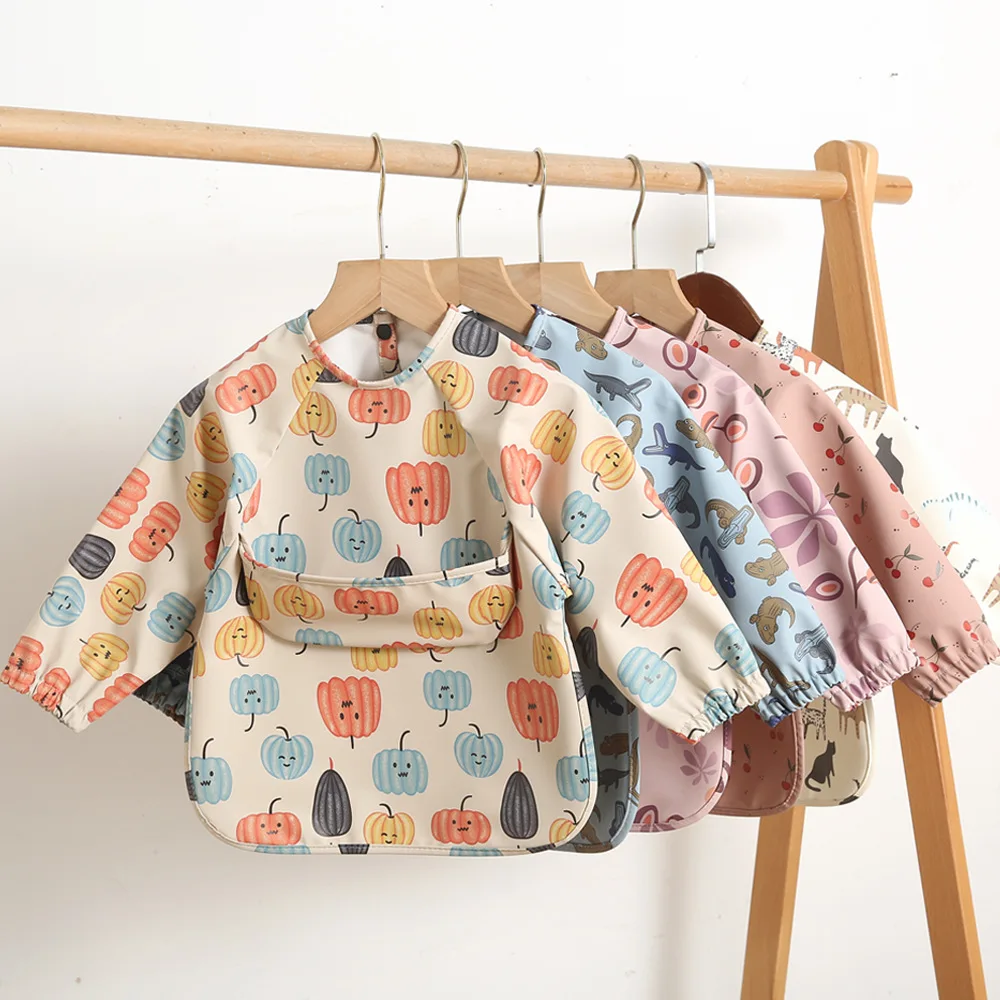 Babero impermeable con mangas largas ajustable para bebé