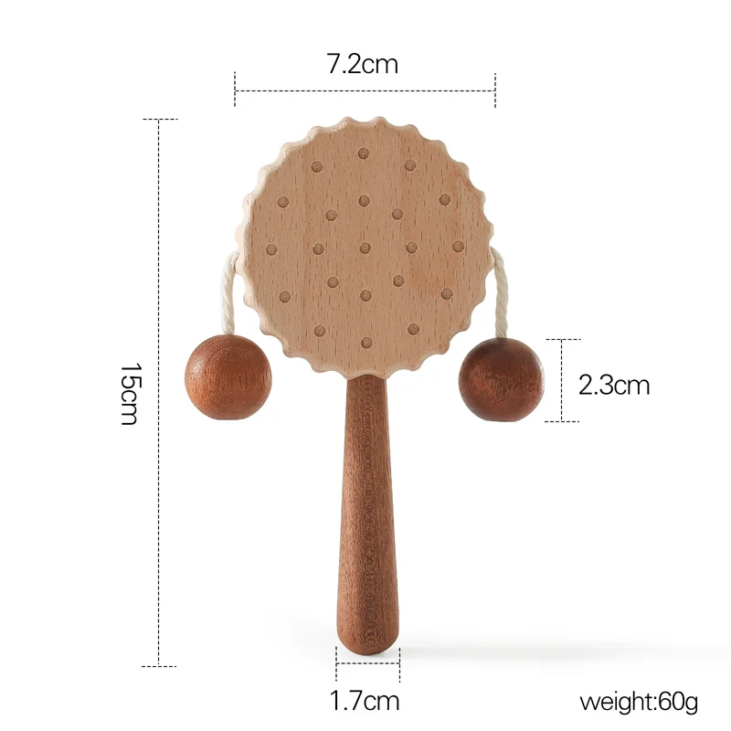 Sonajero de madera con sonido para bebé en manos