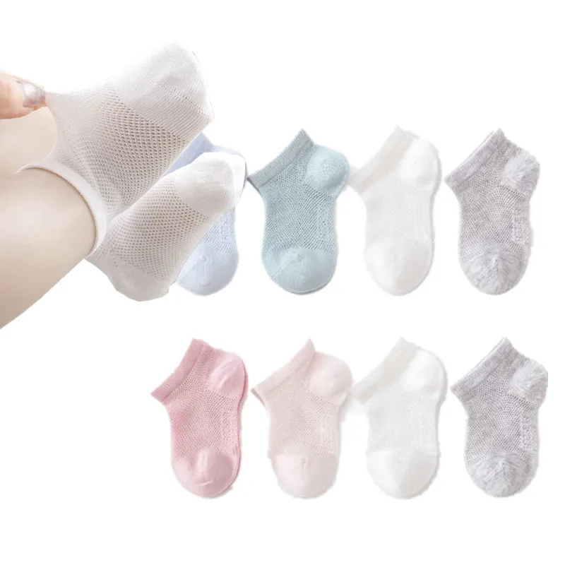 Pies de bebé con medias ligeras