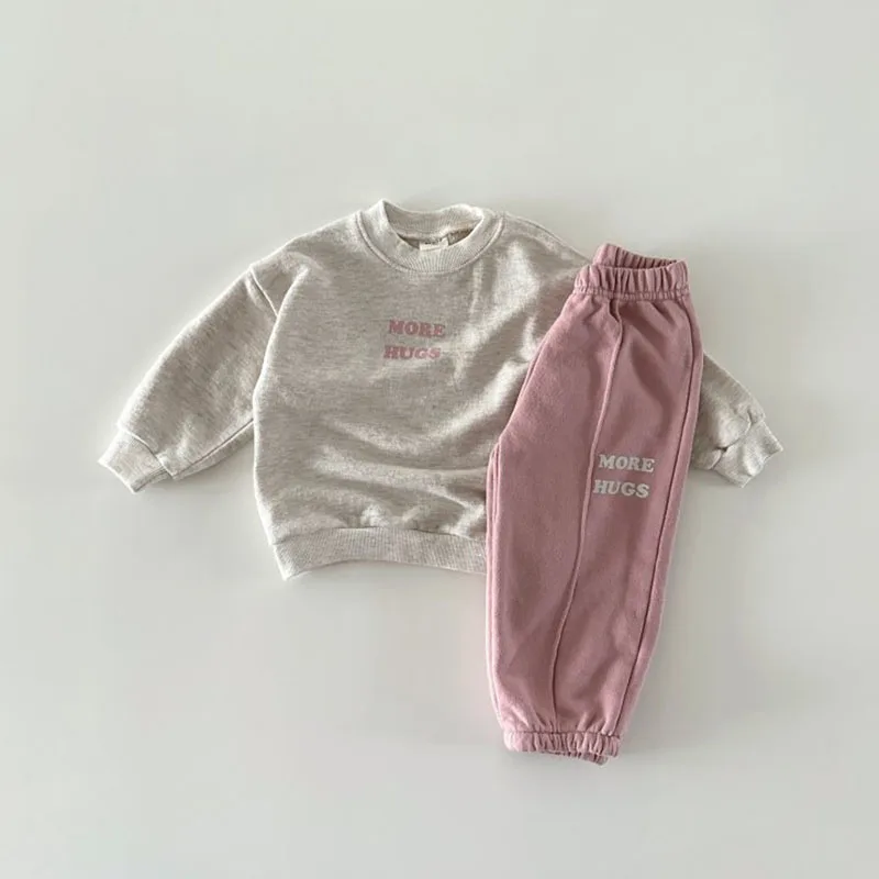Detalle de la sudadera con letras