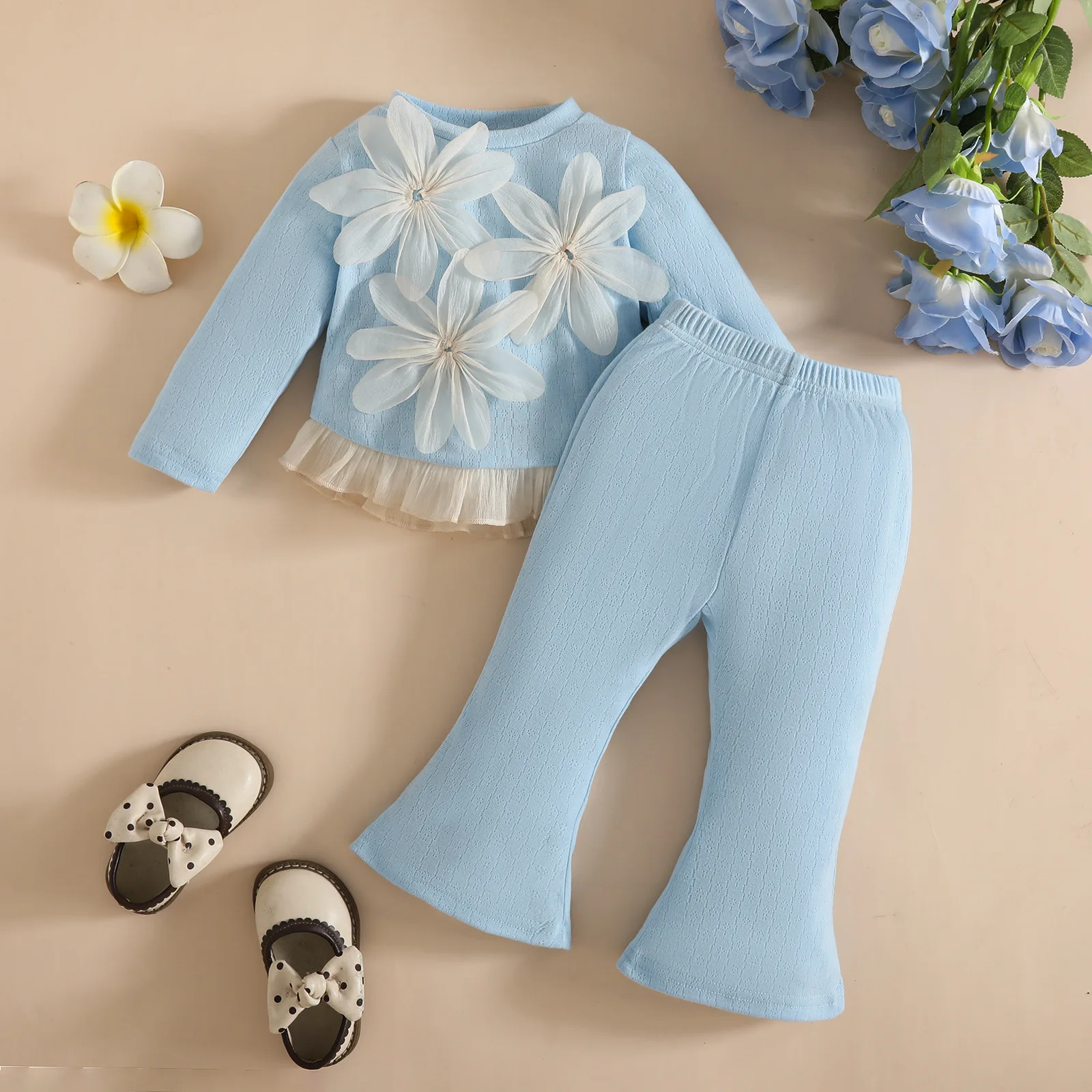 Conjunto azul floral con estilo coordinado