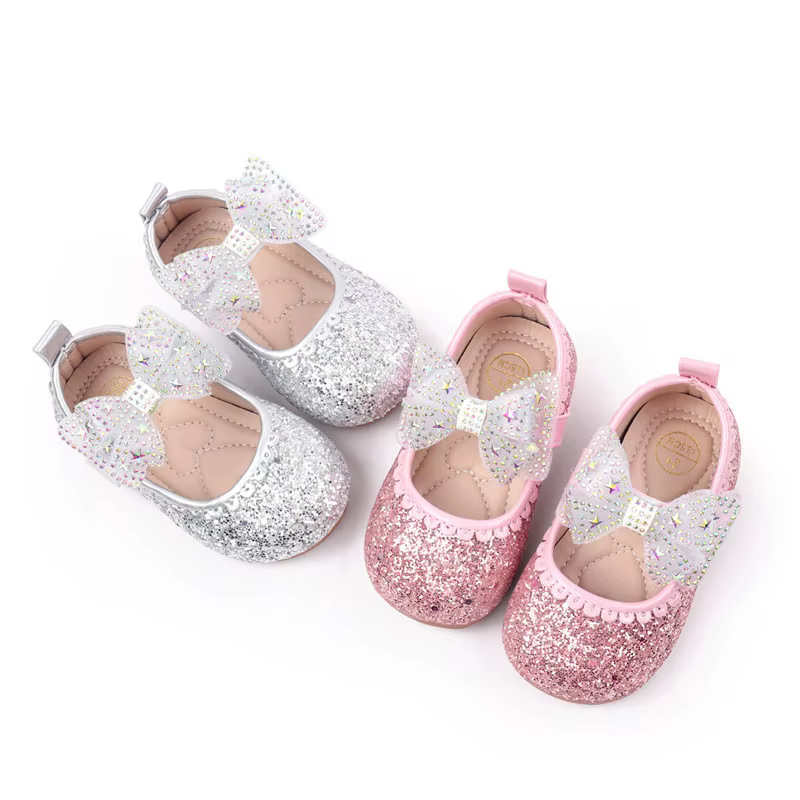 Zapatos de princesa con lazo y acabado brillante