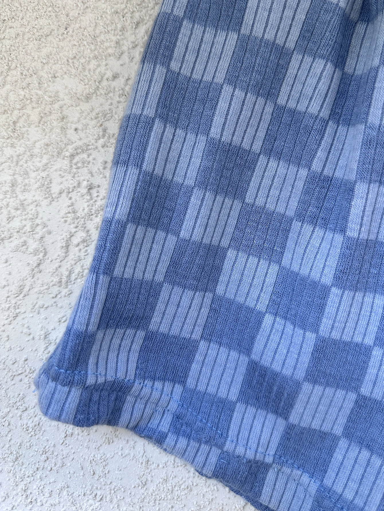 Conjunto retro para bebé en tonos neutros