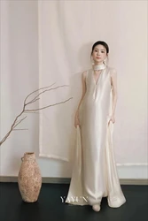 Vestido de maternidad blanco de escote en pico para sesión fotográfica
