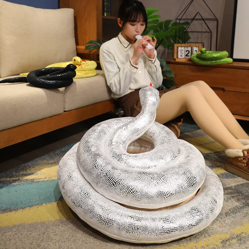 Serpiente de peluche para jugar y decorar