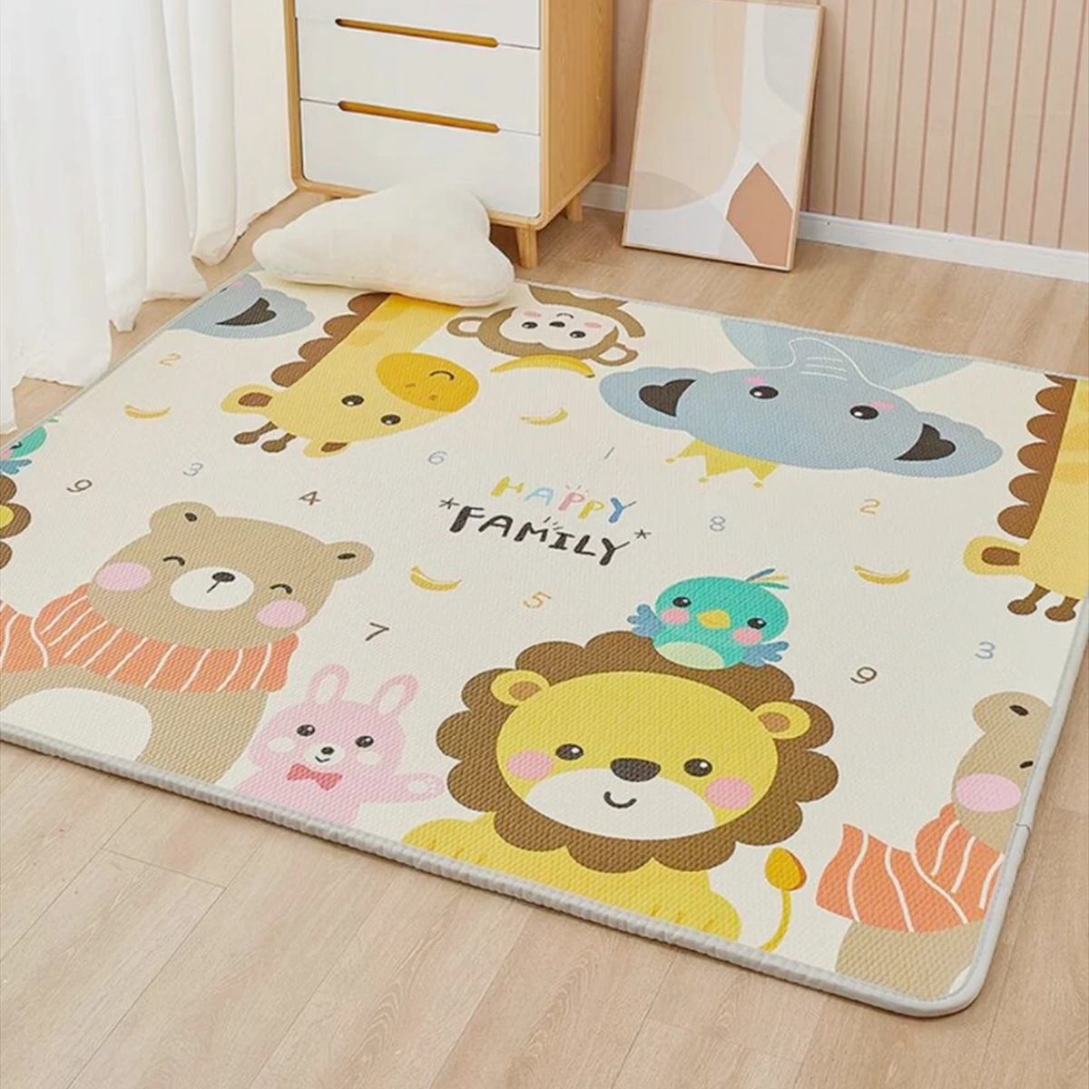 Bebé jugando sobre la alfombra de desarrollo