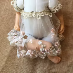 Accesorios fotografía bebé: vestido de encaje, bodi y manta Flokati