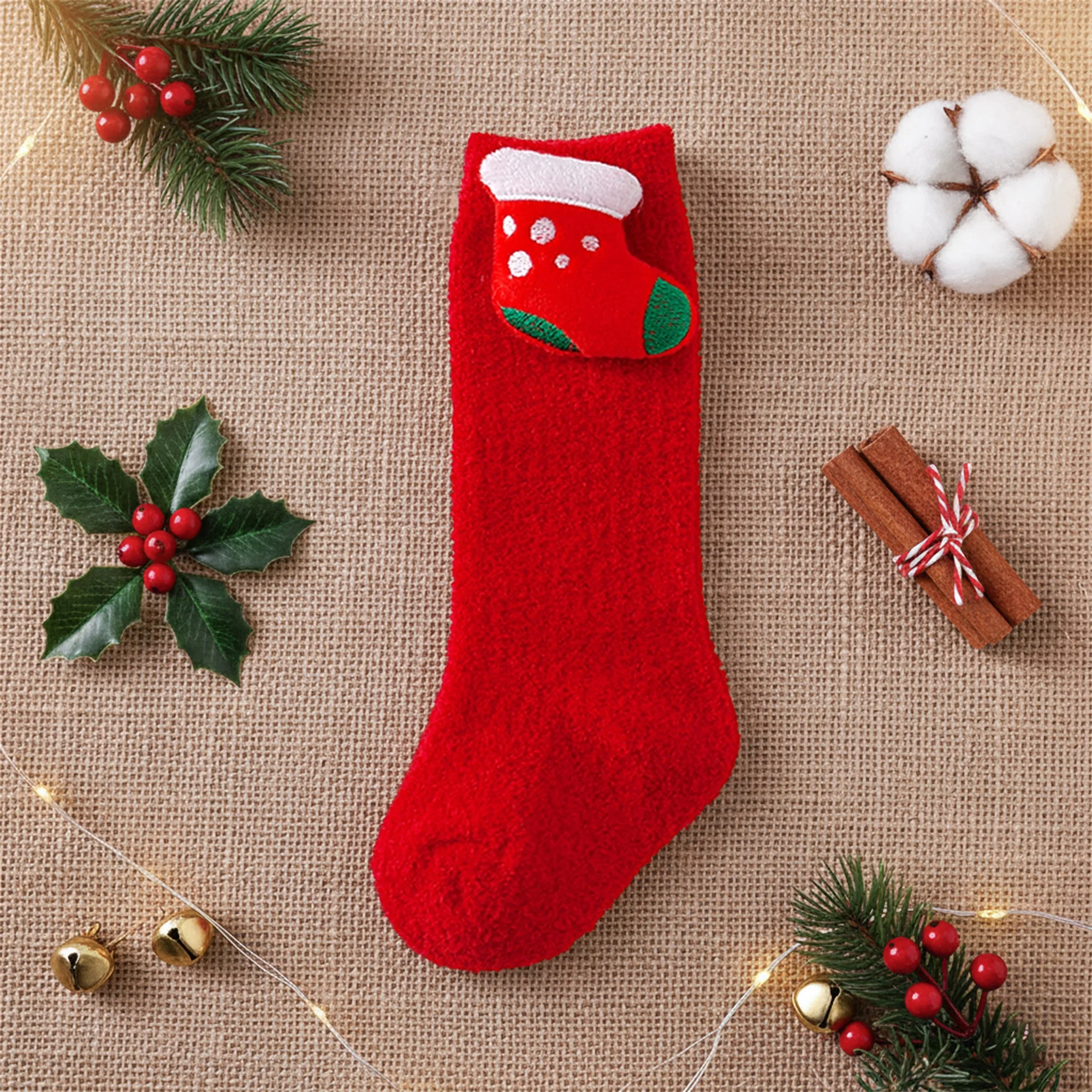 Calcetines navideños puestos en niños