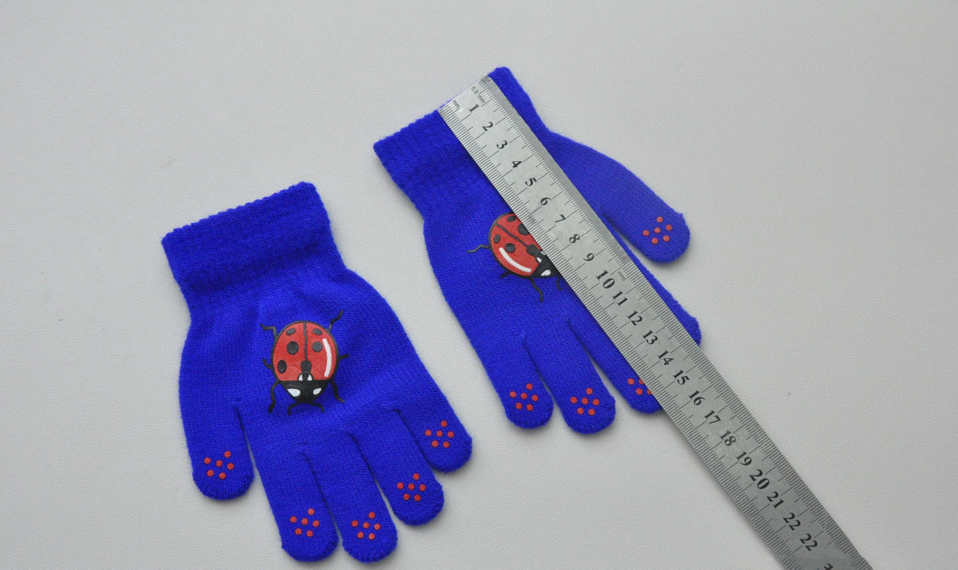 Detalle de los guantes Ayaco.Fan