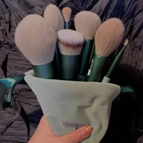Juego con brochas de maquillaje suaves para polvos, colorete y ojos - imagen 5