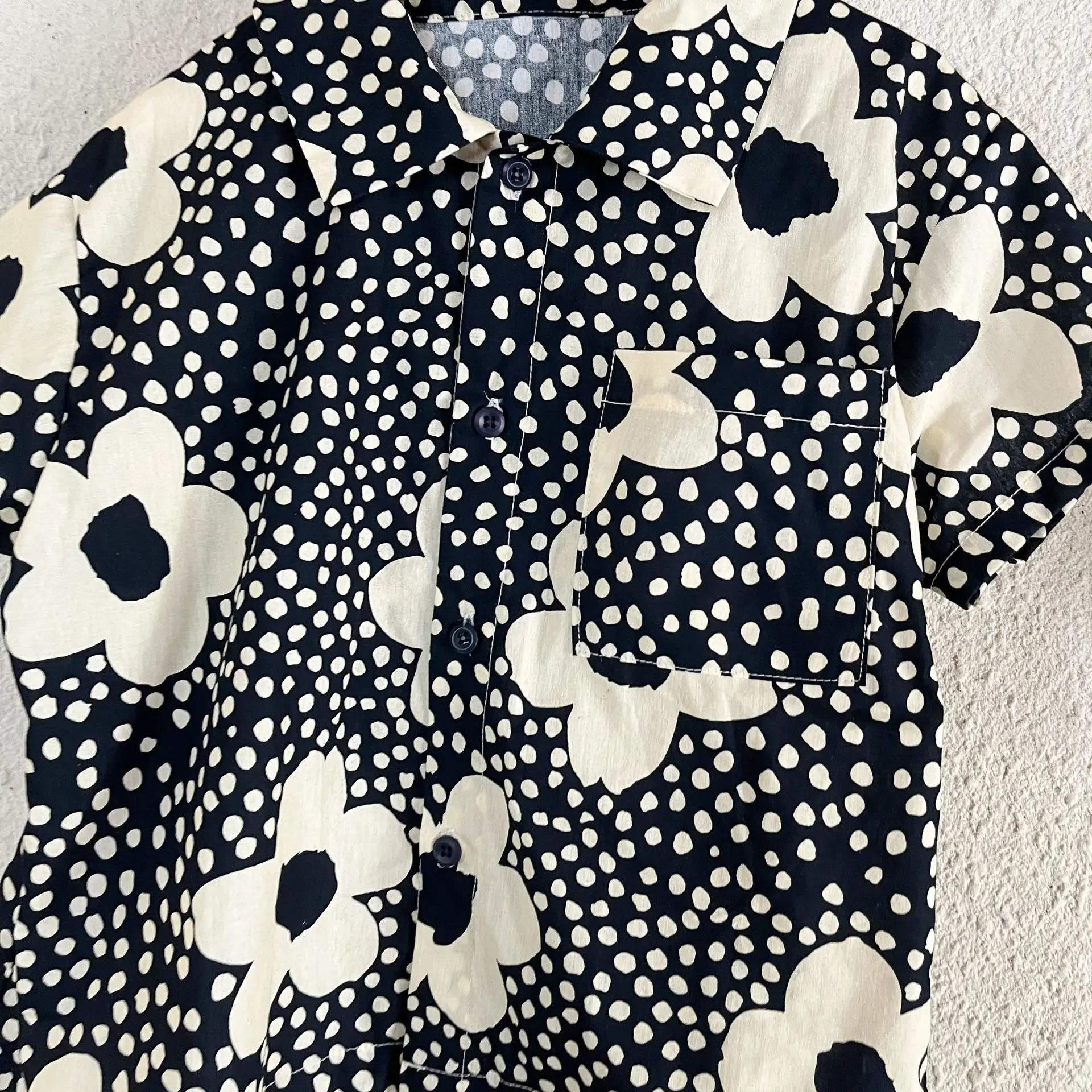 Detalle del tejido de algodón del vestido infantil