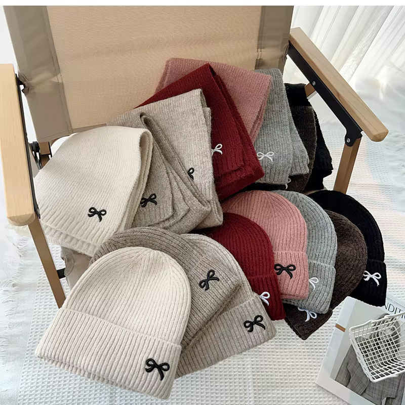 Gorro de punto infantil con detalle bordado y lazo