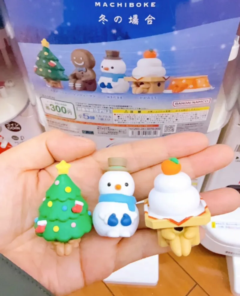 Escena decorativa con las figuras en ambiente navideño