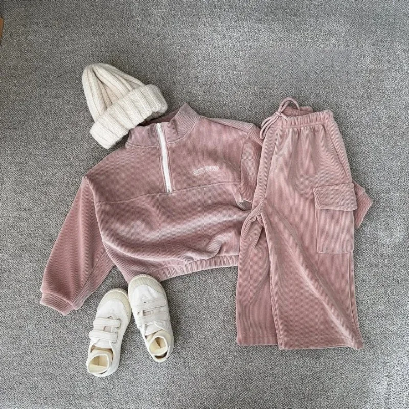 Detalle del suéter y pantalón