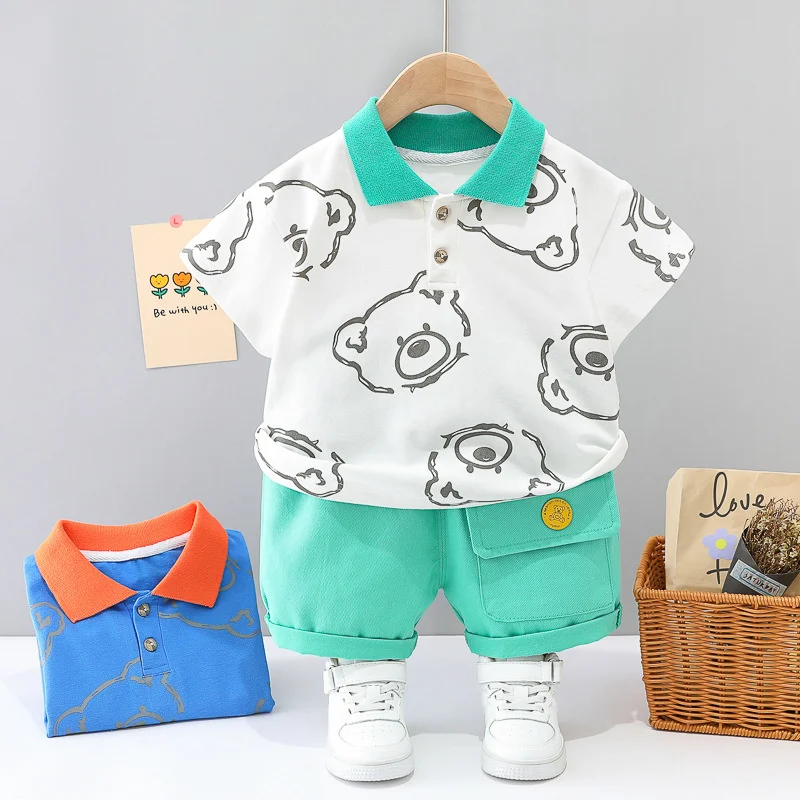 Vista frontal del conjunto en azul con estampado infantil