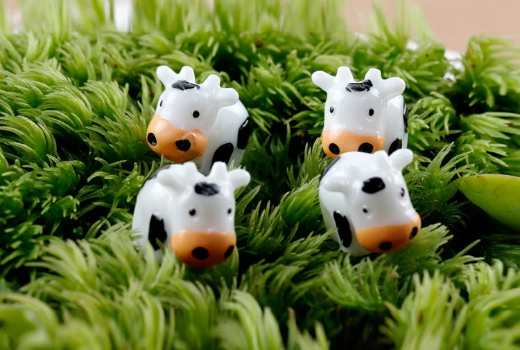 Miniescena de vaca y leche en resina para jardín infantil