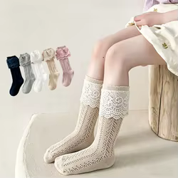 Calcetines altos hasta la rodilla con calado y volantes para niña