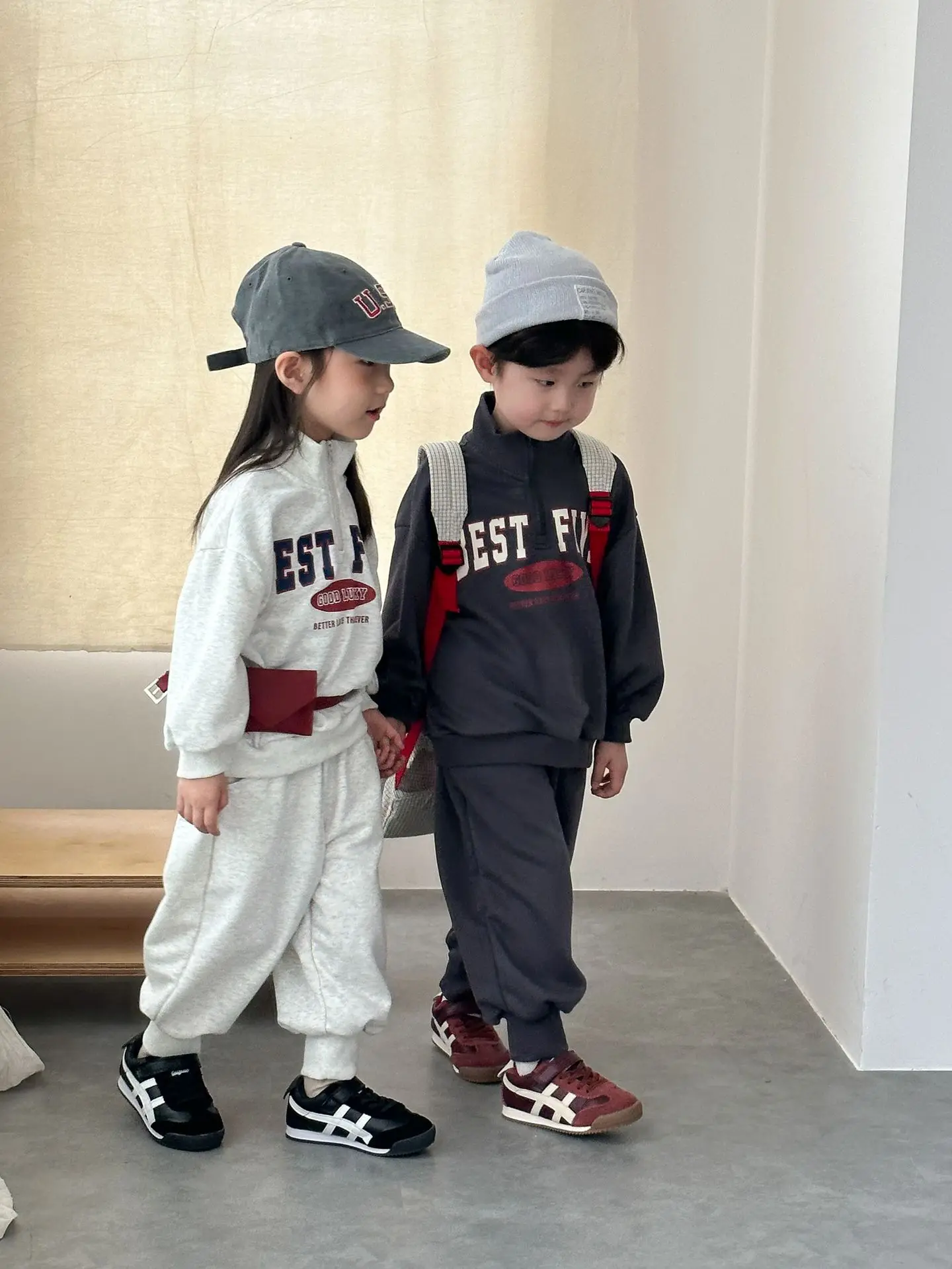 Detalle del conjunto para niña, sudadera y pantalones