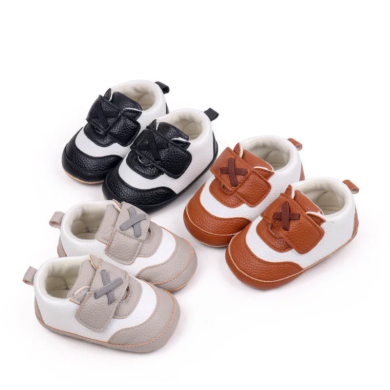 Zapatos de bebé en tonos marrón, gris y negro