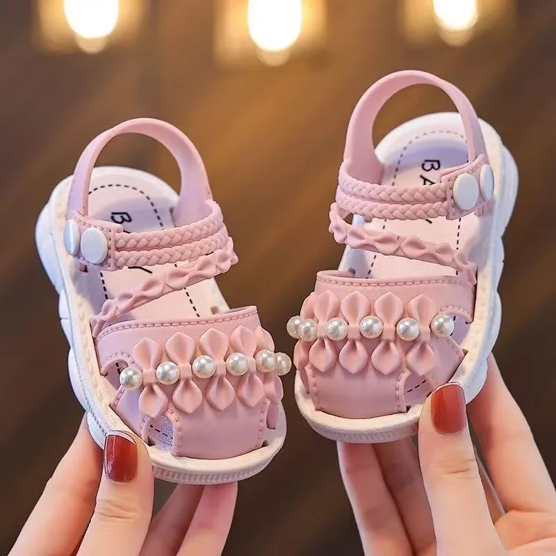 Sandalias infantiles en diferentes ángulos