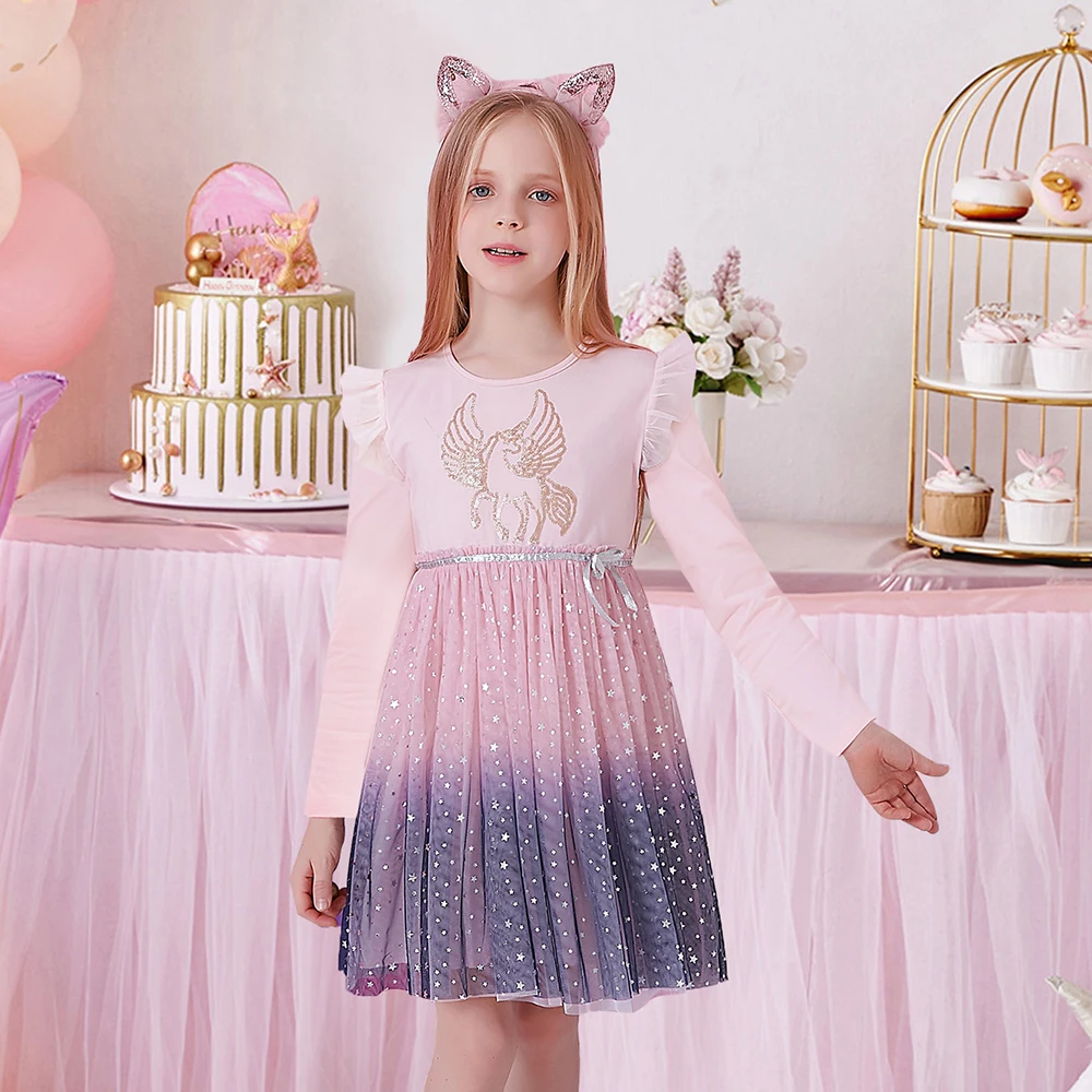 Detalle del estampado de unicornio y tul degradado