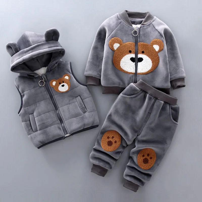 Bebé con conjunto de invierno