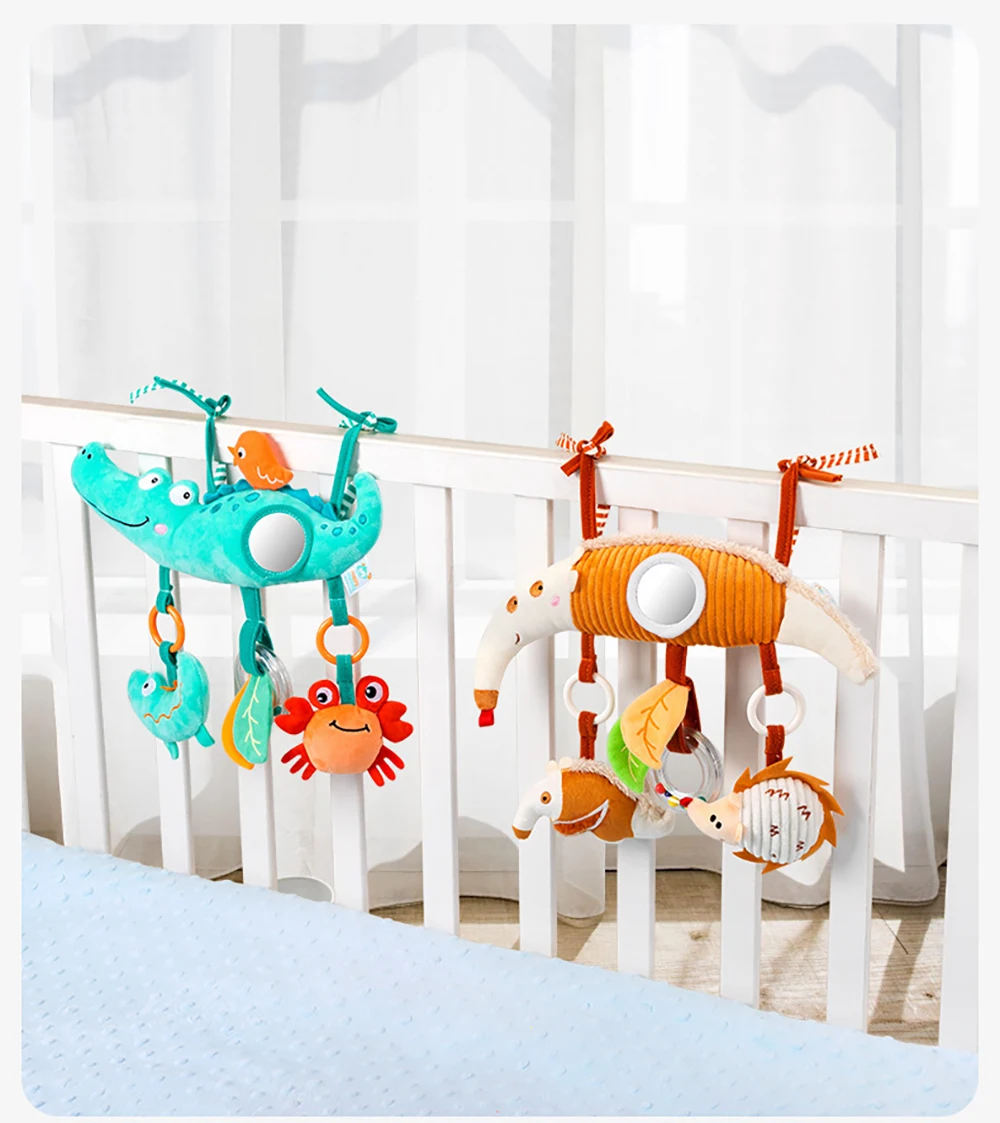 Detalle de los peluches colgantes con sonido y campanas