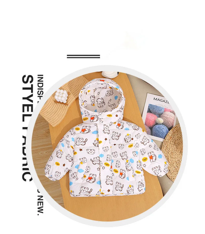 Abrigo grueso infantil con capucha