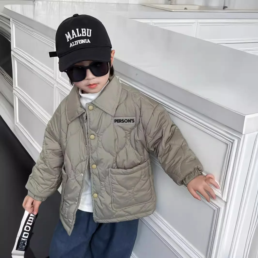 Niño corriendo con chaqueta puesta