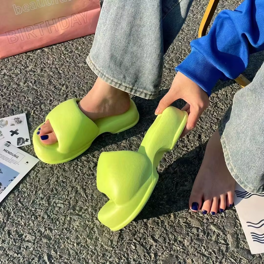 Zapatillas en tono beige para uso interior