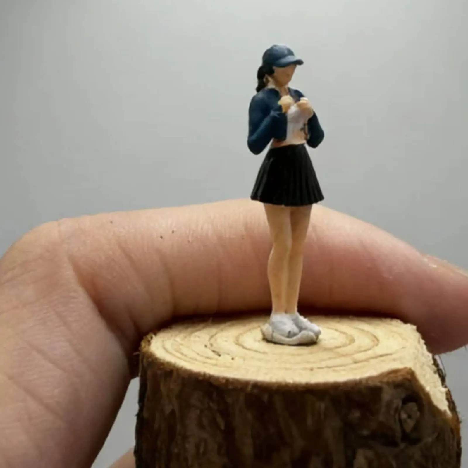 Figura decorativa infantil de resina pintada con acabado realista - imagen 5