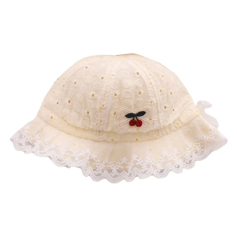 Vista lateral de gorra bebé con detalle de cereza
