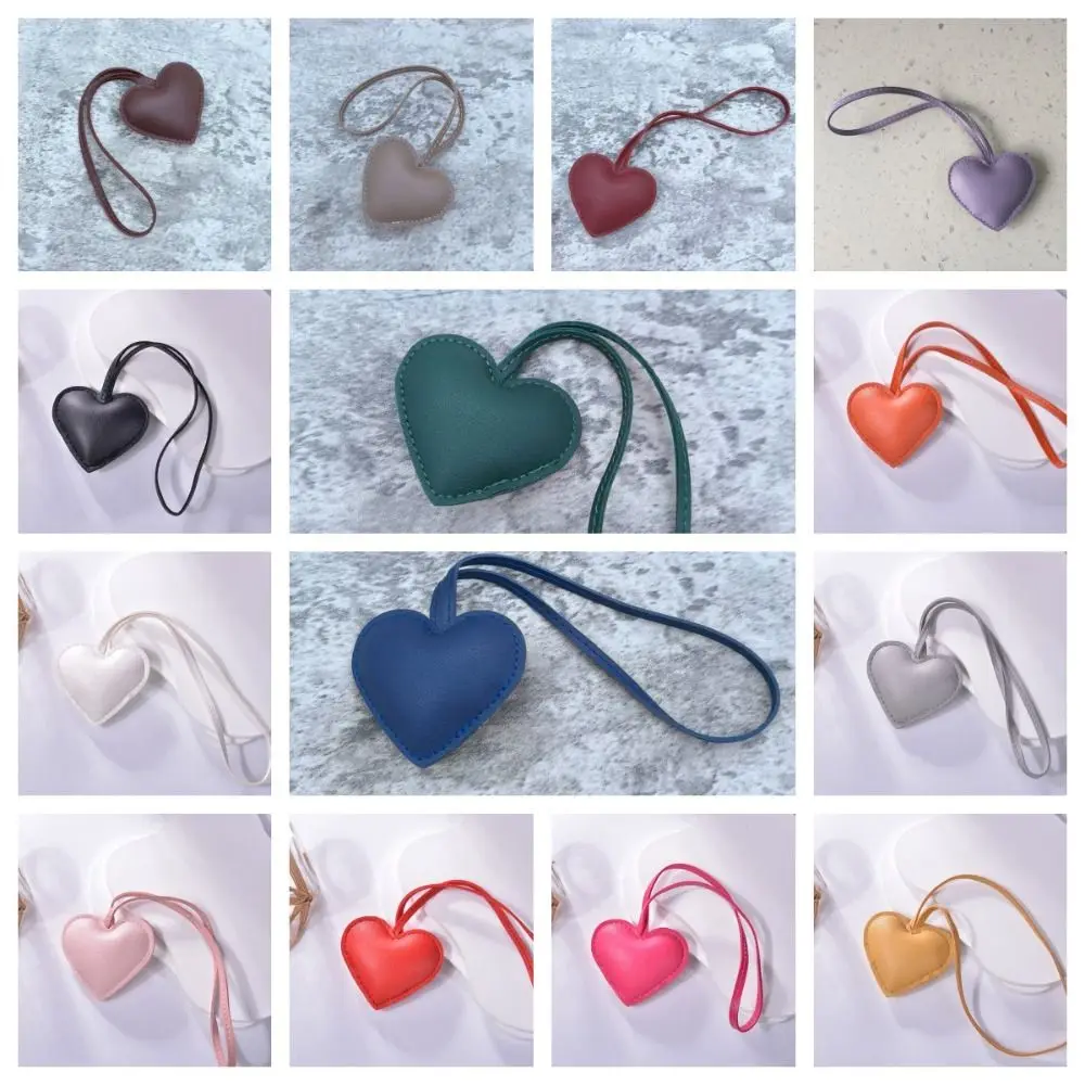 Llavero de corazón de cuero PU con colgante de dibujos animados