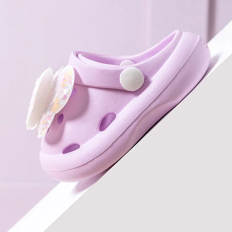 Zapatillas puestas en un pie de niña