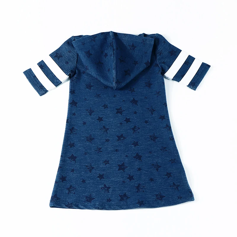 Vestido vaquero azul con capucha y apliques de estrellas para niña