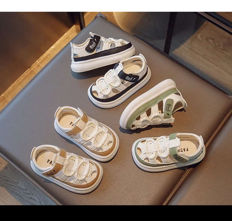 Variedad de modelos de sandalias para niños