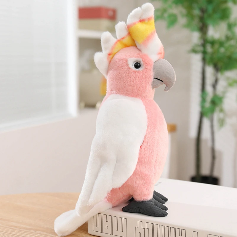 Detalle de ave de peluche con acabado suave