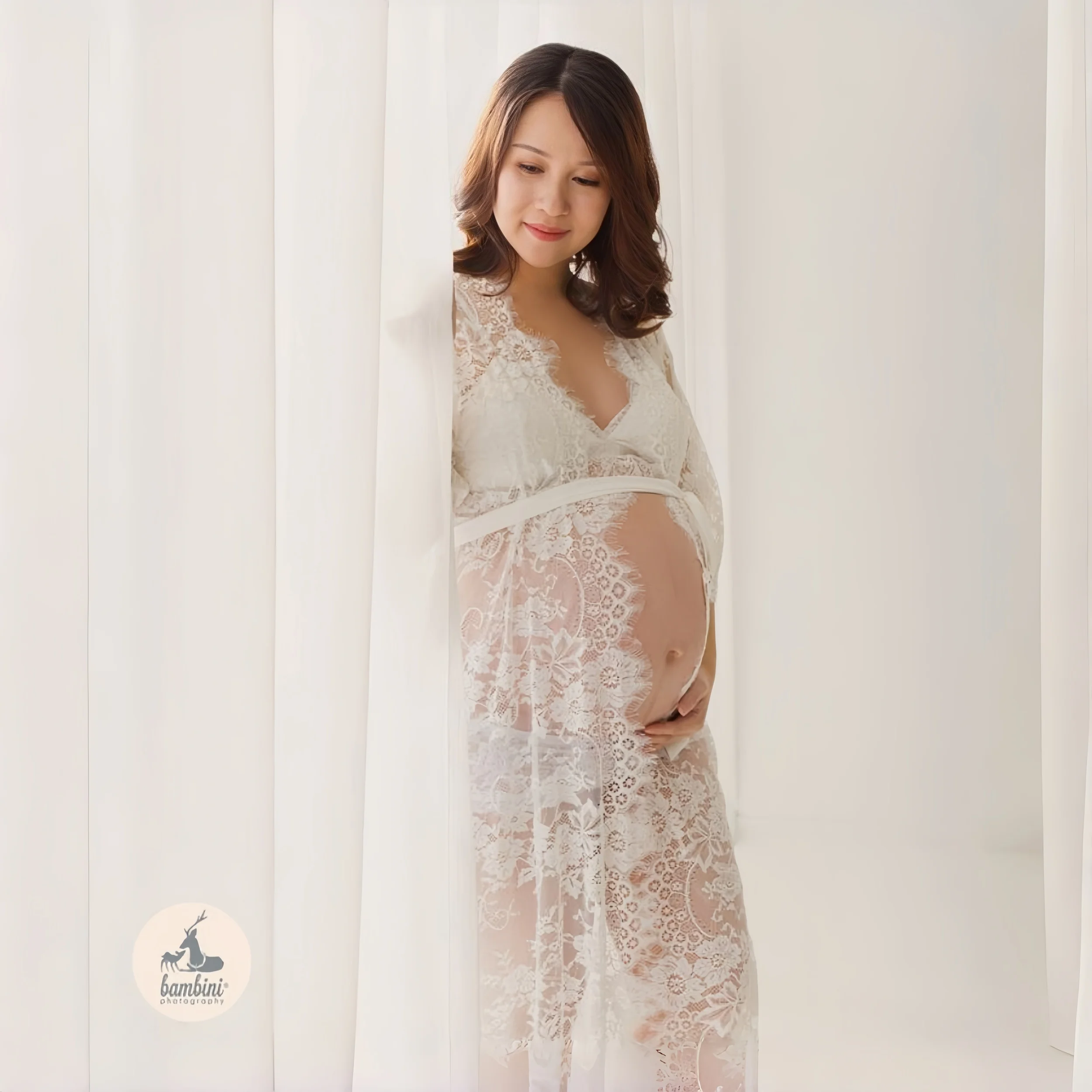 Vestido de maternidad largo con encaje blanco para sesiones - imagen 3