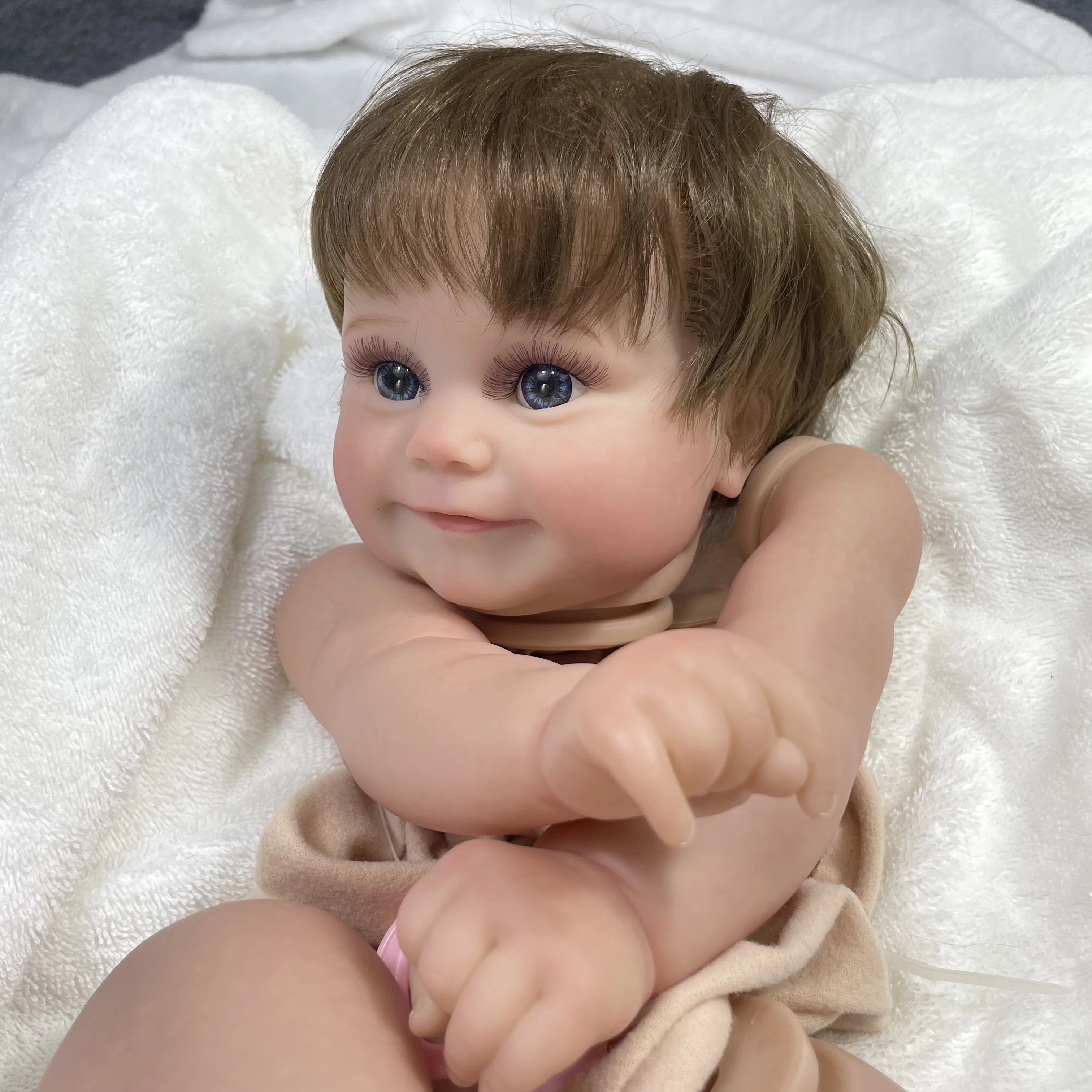 Vista frontal del kit con cabeza de muñeca realista