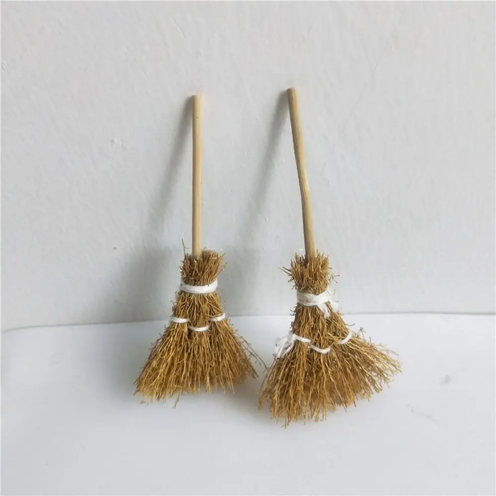 Escoba miniatura roja para casa de muñecas y dioramas - imagen 3