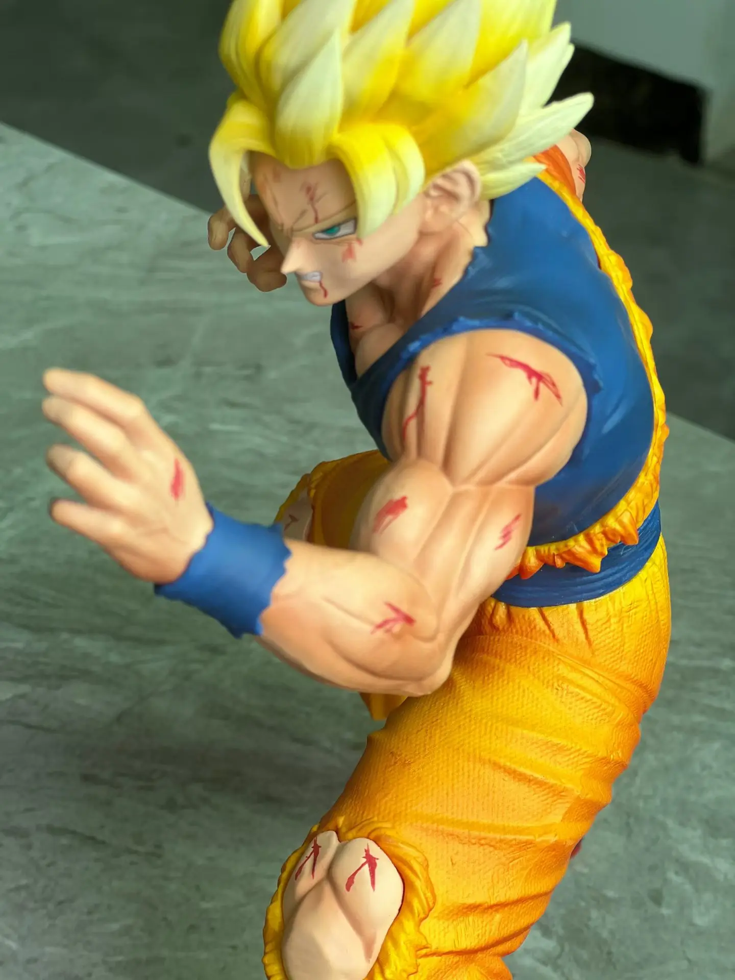 Figura acción Goku Super Saiyan con efectos de batalla - imagen 3
