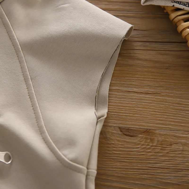 Detalle de la camiseta interior del conjunto infantil