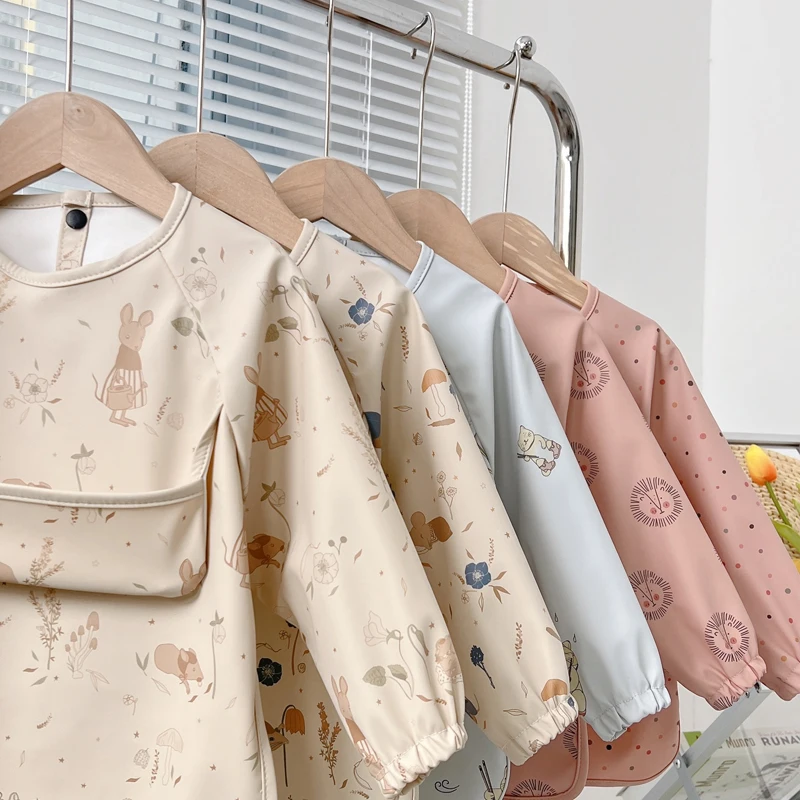 Detalle del estampado de animales del babero