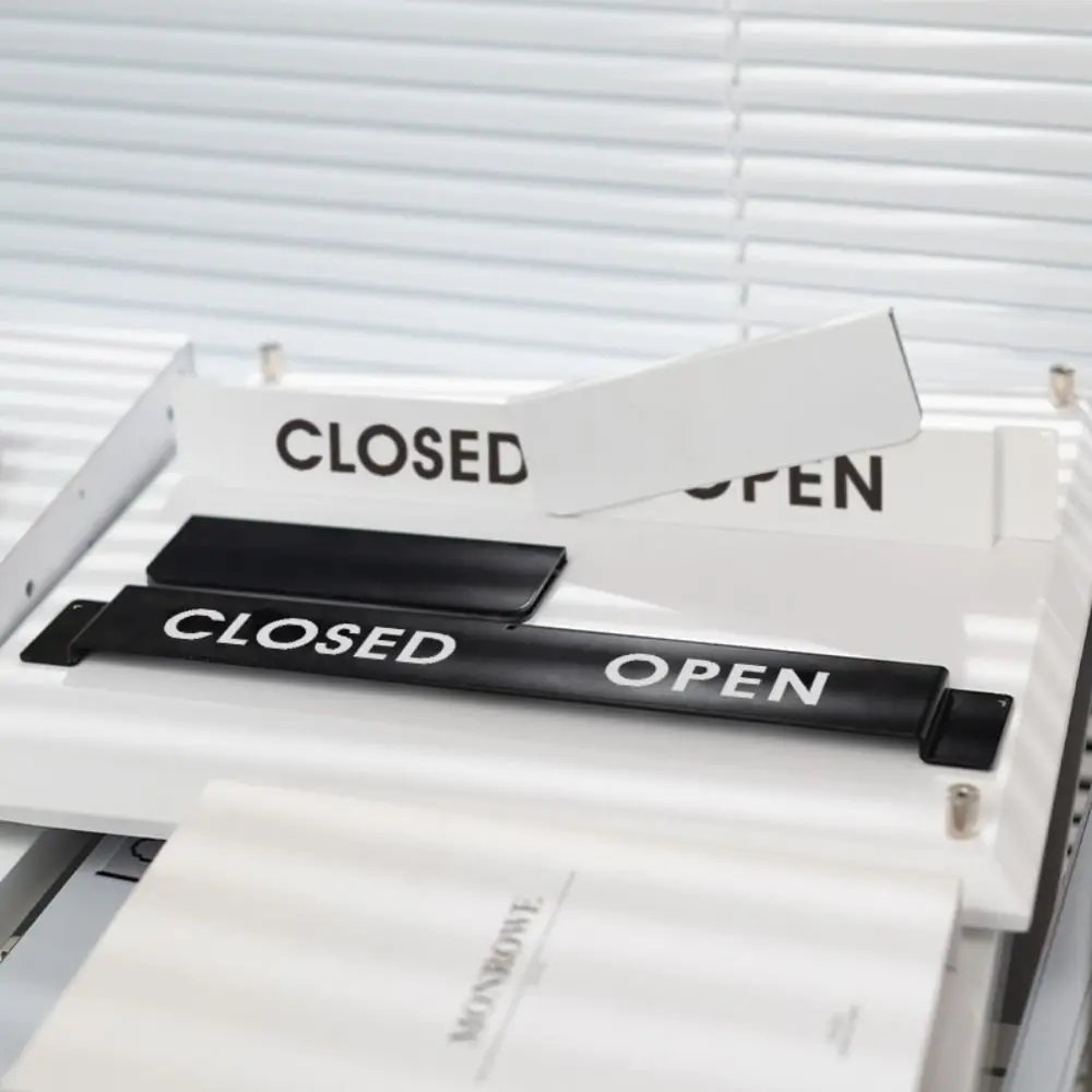 Señal en color negro para puerta comercial