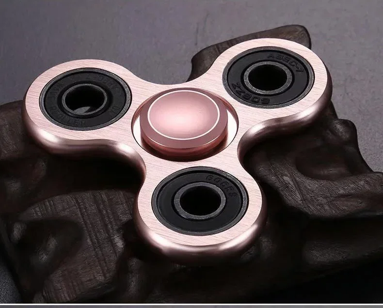 Spinner frontal mostrando el diseño circular y los coinetes